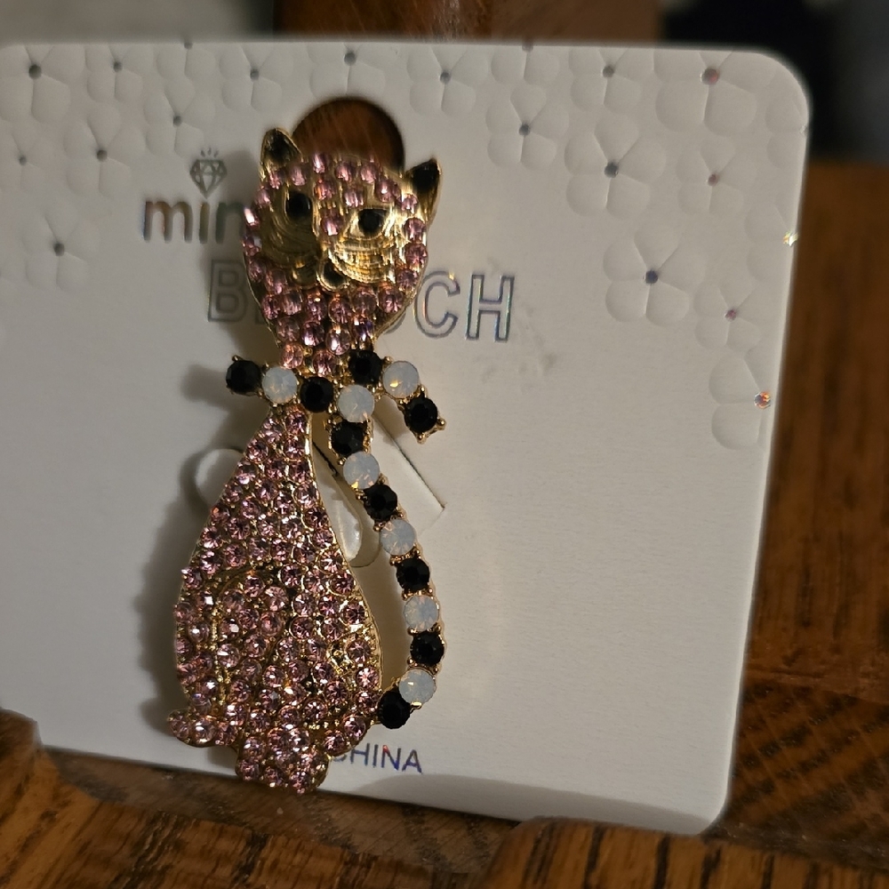 Pink and Gold Cat Brooch - Picture 3 of 3